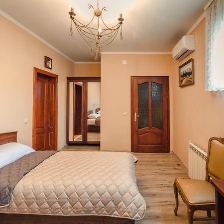 Готель «Вишневий Сад» Mukacheve Exterior photo