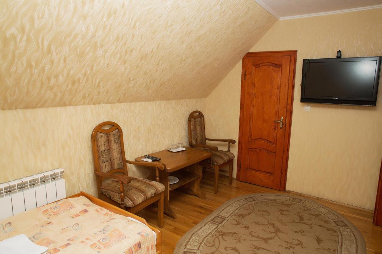 Готель «Вишневий Сад» Mukacheve Exterior photo